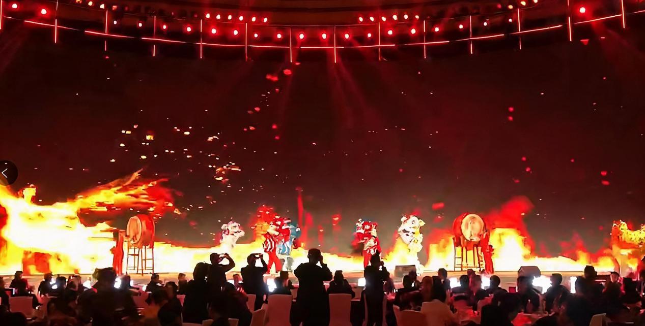 《狮起东方》